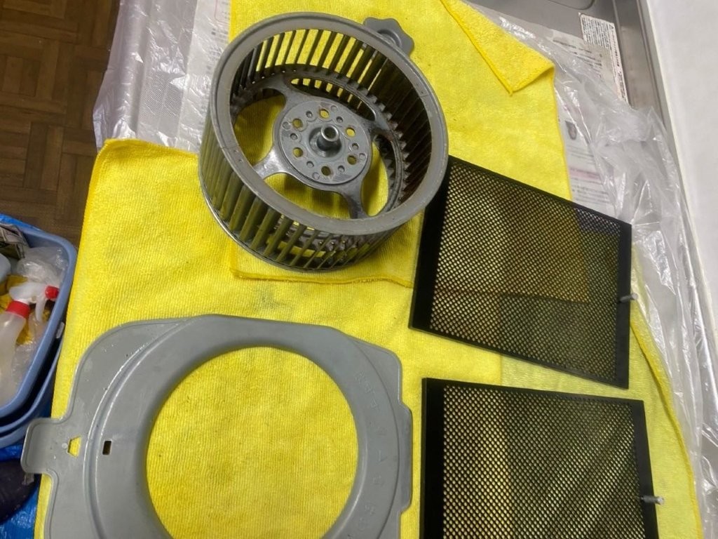 【埼玉県三郷市】レンジフードクリーニング｜重度の油汚れを徹底除去し換気効率を改善